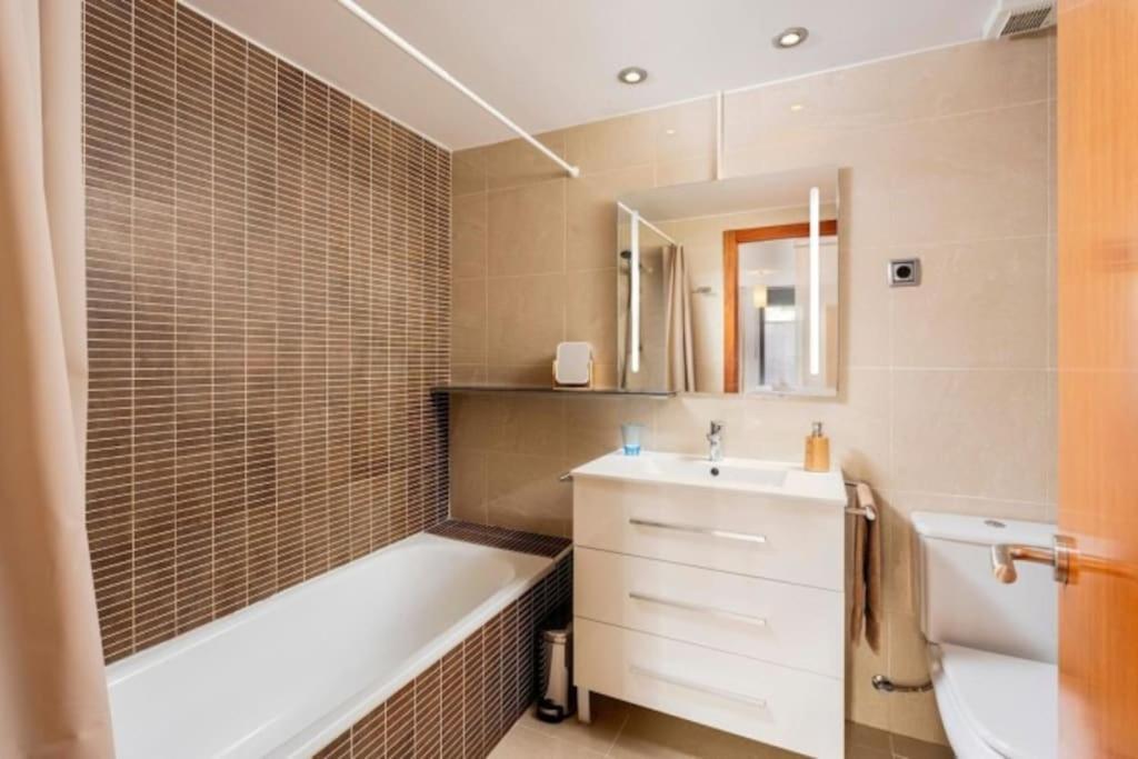 Acogedor Apartamento Cerca Del Casco Antiguo ชีโรนา ภายนอก รูปภาพ